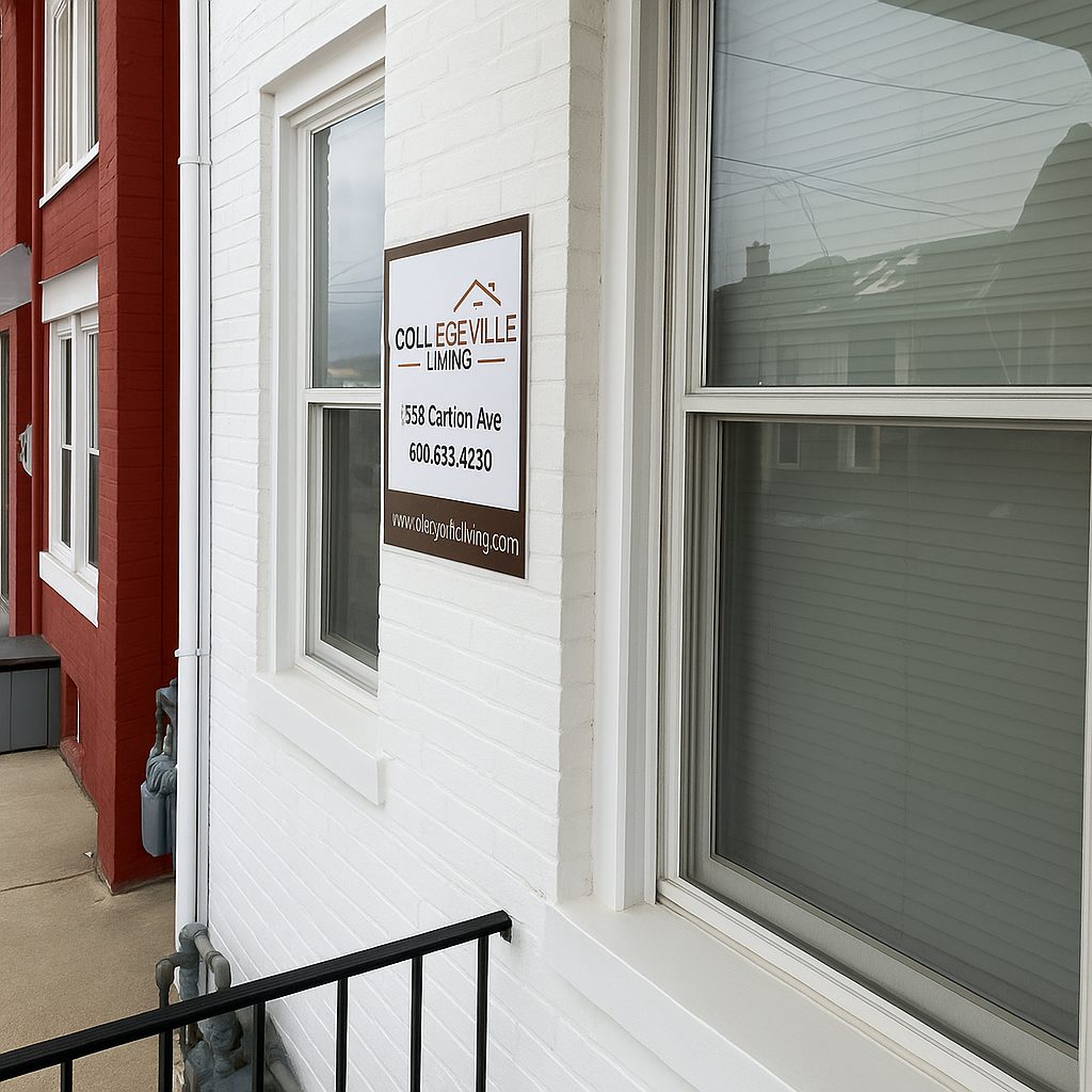 539 Carlton Ave living room - Lehigh student housing South Bethlehem PA